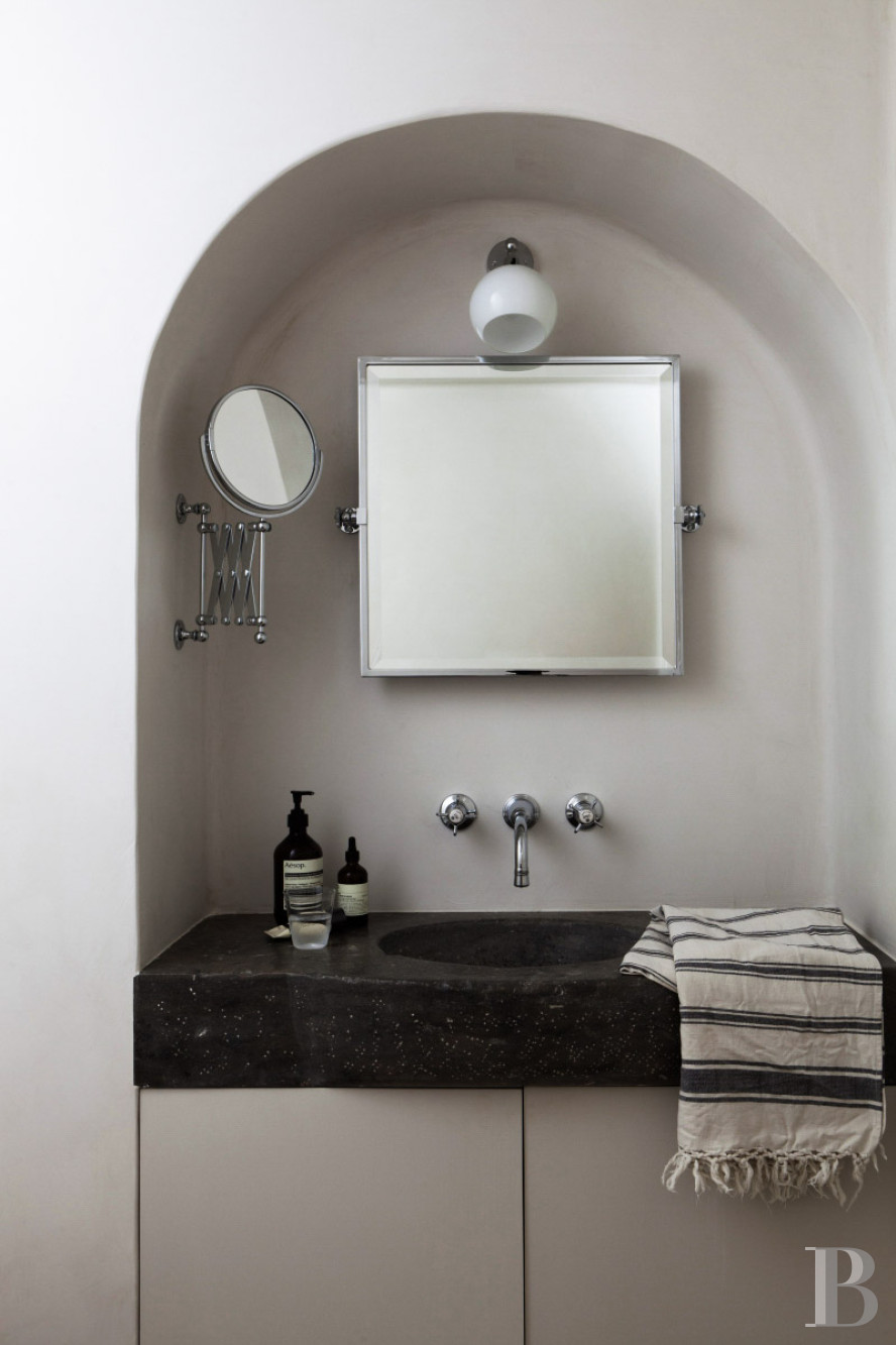 Dans les Bouches-du-Rhône, entre Avignon et Arles, une maison de village des 13e et 14e siècles - photo  n°13